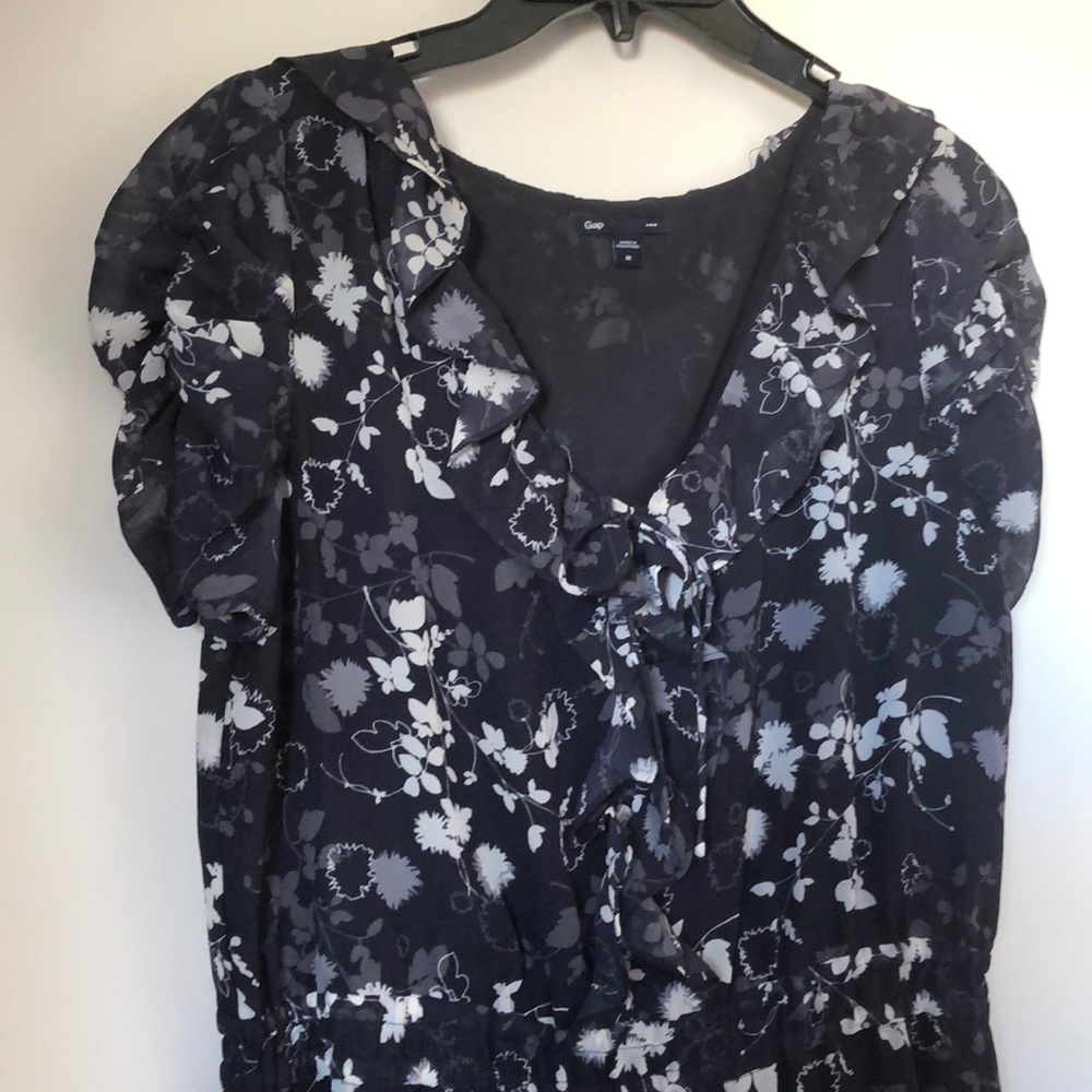 Feminine and comfy Gap dress size M.